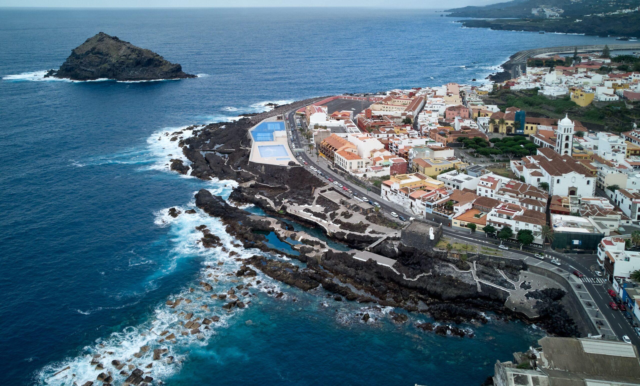 Vista aérea de Garachico y sus piscinas naturales en el norte de Tenerife